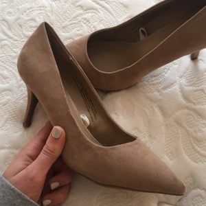 Nude pointy toe heels